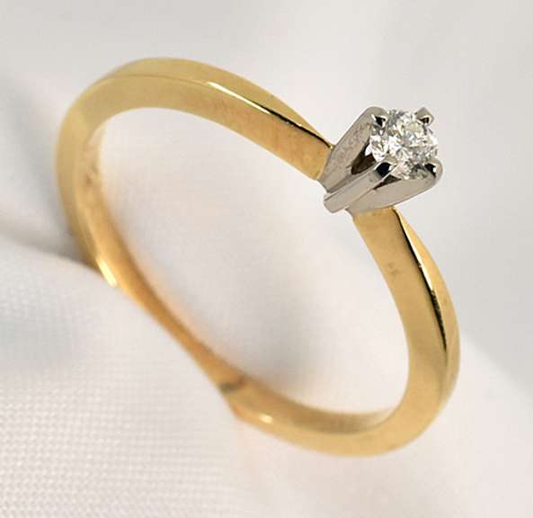 Lovely 18k and Diamond Promise Ring