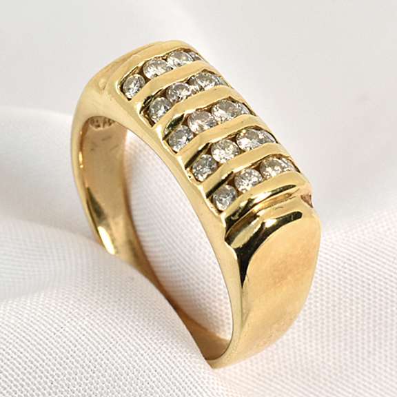 Fashionable Diamond Ring