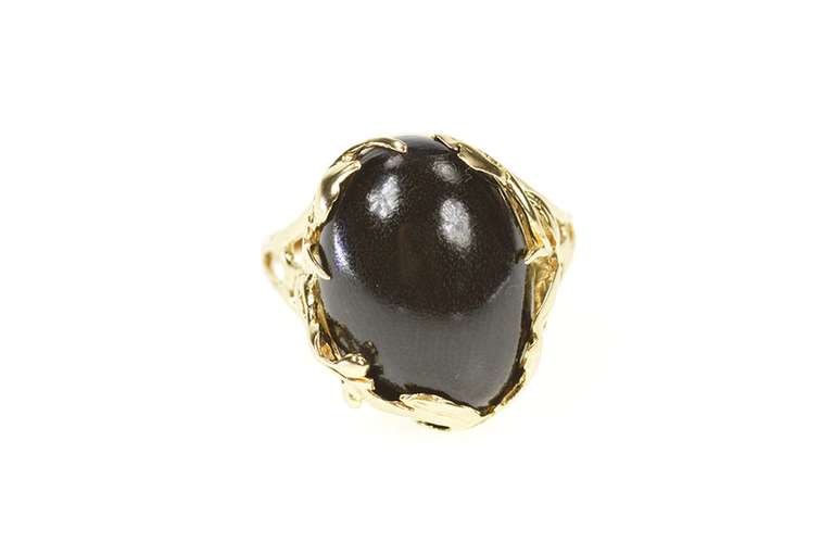 14K Yellow Gold Round Black Wood Ornate Leaf Vine Motif Ring