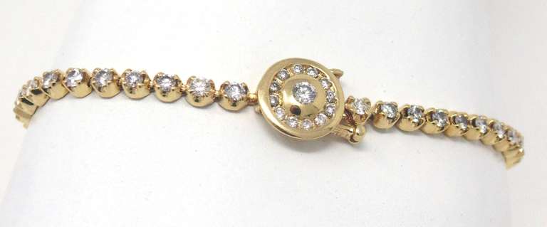 Dazzling Diamond Bracelet w Circle Clap