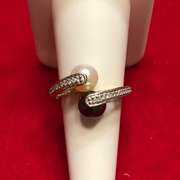 Ladies 14k yellow gold diamond and pearl ring