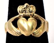 Shiny Claddagh Ring in Yellow Gold