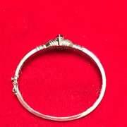 18k white gold bangle with hear haped amethyst