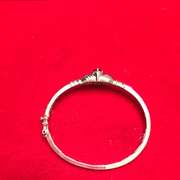 18k white gold bangle with hear haped amethyst