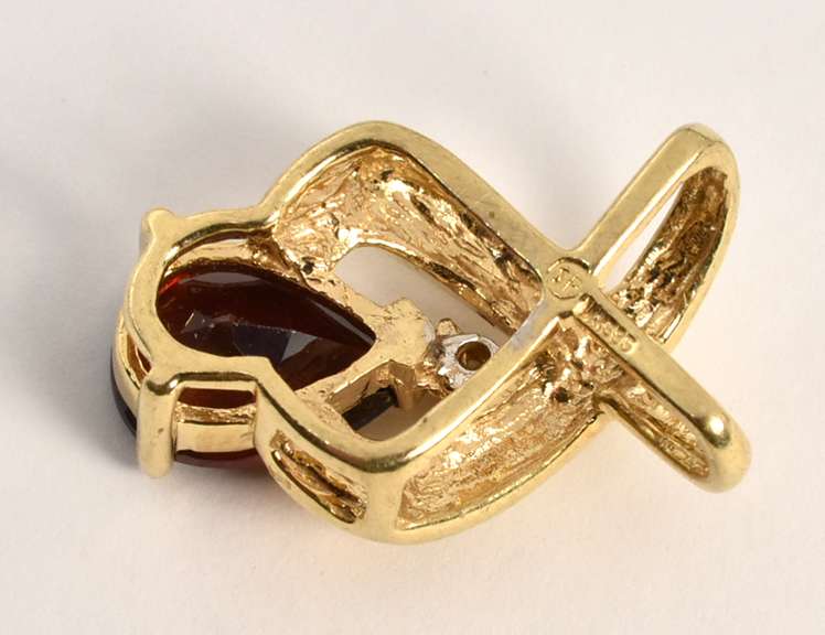 Lively Garnet Pendant/Slider