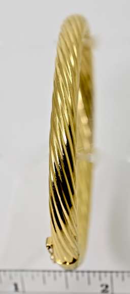 Ever-Popular 18K Heavy Ridged Bangle