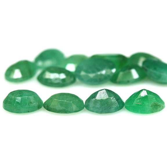 Rich emerald green 9.05ct 13pc emerald set