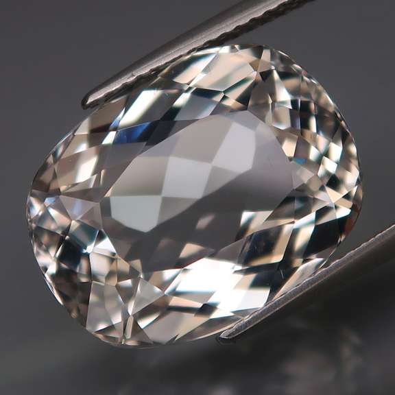 Gigantic 18.73ct diamond white Topaz