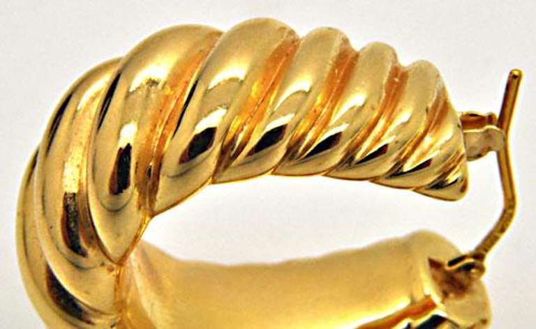 LADIES 14 KT YELLOW GOLD WAVE DESIGN LOOP EARINGS.