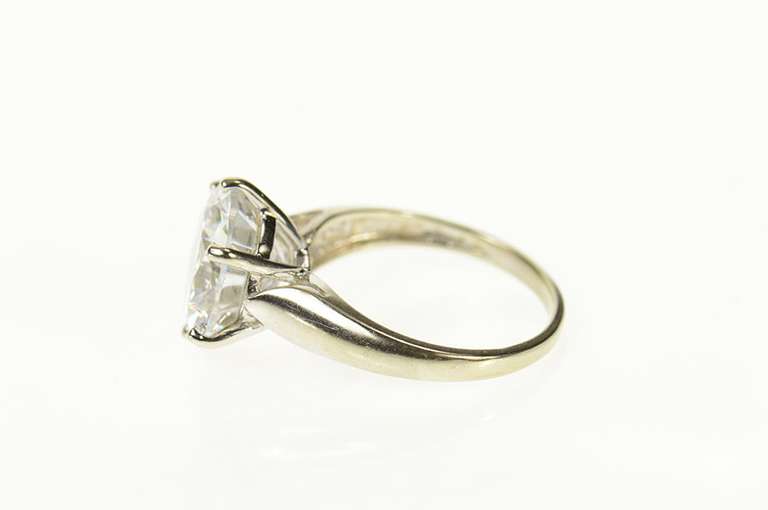 10K White Gold Round Solitaire Classic Travel Engagement Ring