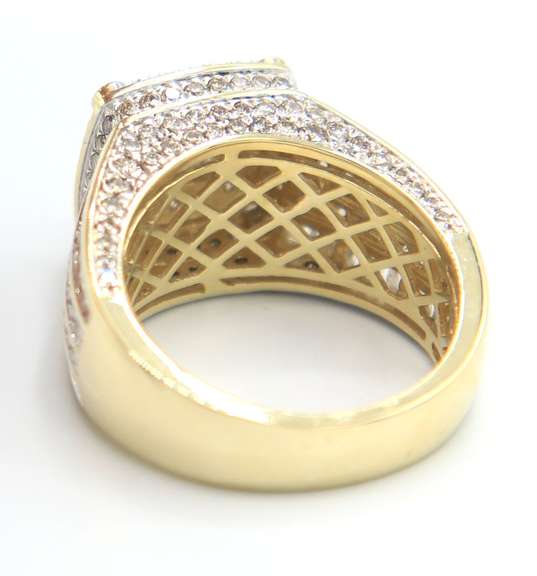Sparkling Yellow Gold Diamond Ring