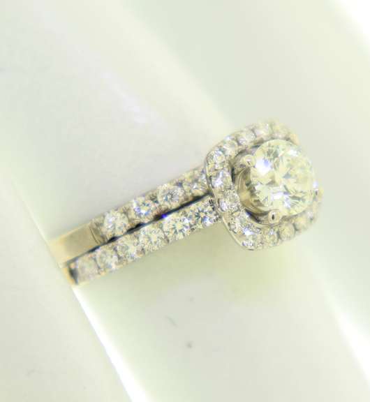 Incredible White Gold Round Brilliant Cut Diamond Wedding Set