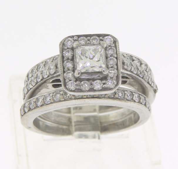 Dazzling Princess Cut Diamond w Halo Setting w 2 Matching Bands