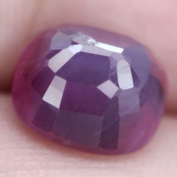 Glistening violet red 5.62ct UNHEATED Ruby