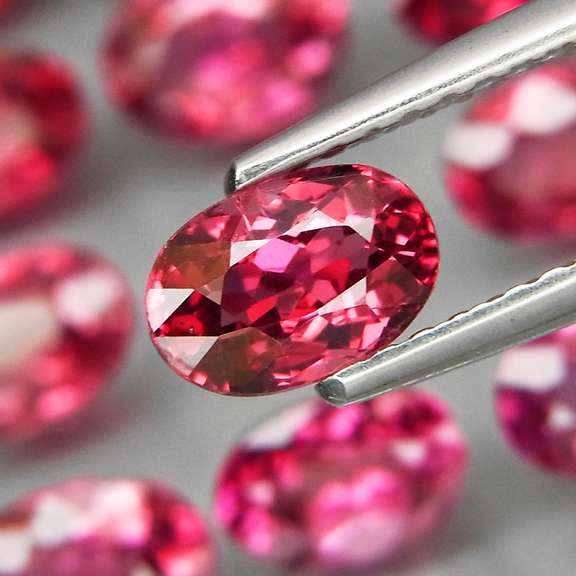 Amazing 8.22ct oval cut violet pink Garnet set