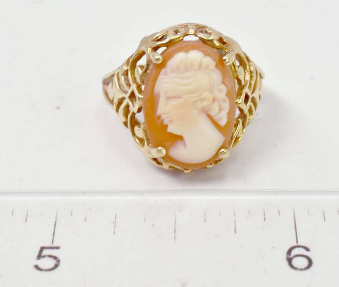 Ladies Yellow Gold Cameo Ring