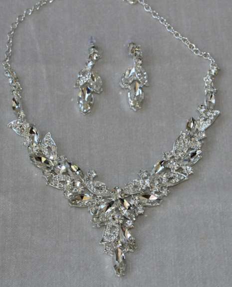 Set Of Fashion Jewelry Neck Lace And Earrings