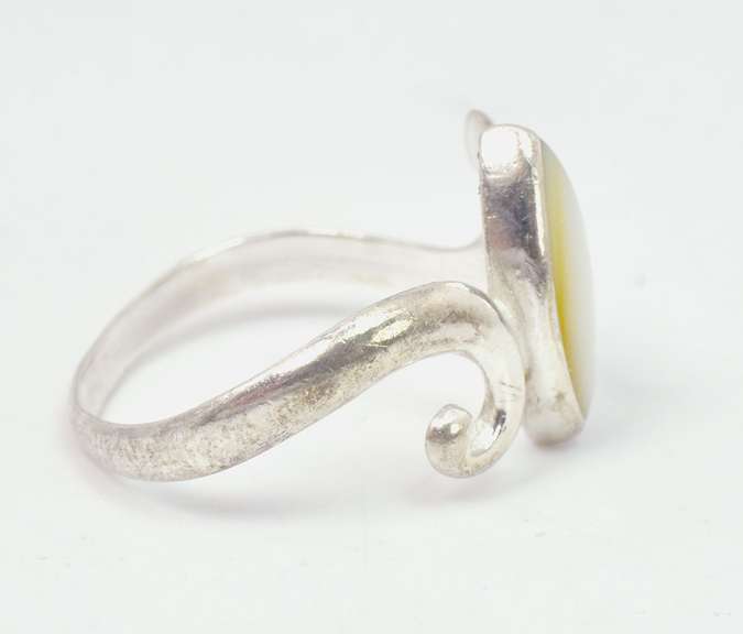 Vintage Mother of Pearl Ring in Sterling Silver
