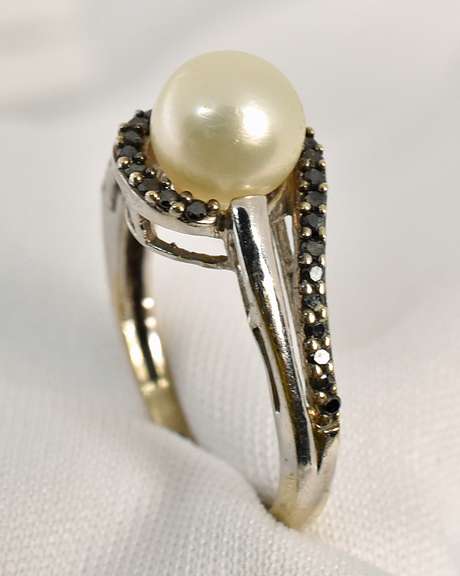 Sweet Pearl & Black Diamond Ring