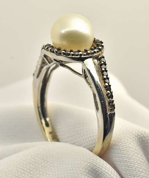Sweet Pearl & Black Diamond Ring