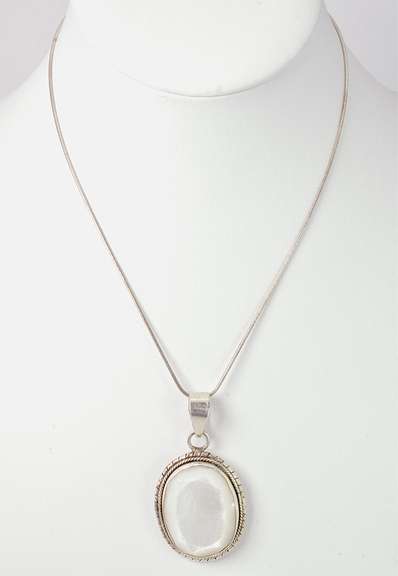 Captivating Mother of Pearl Pendant Necklace