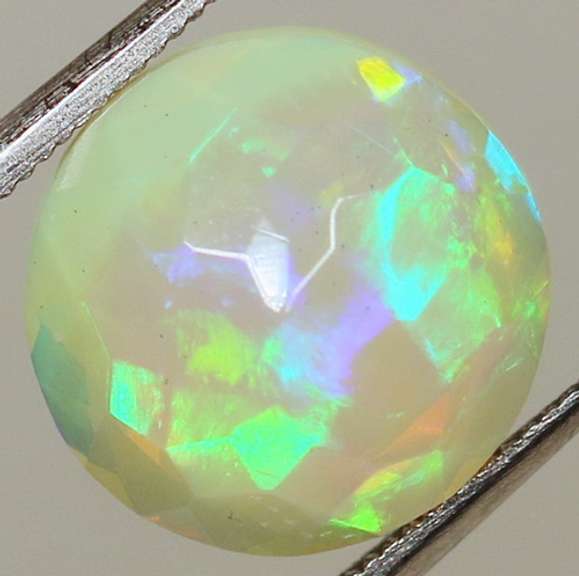 Captivating 2.70ct fully natural Welo Opal solitaire
