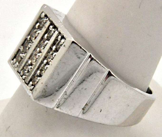 MEN'S 14 KT WHITE GOLD DIAMOND RING.