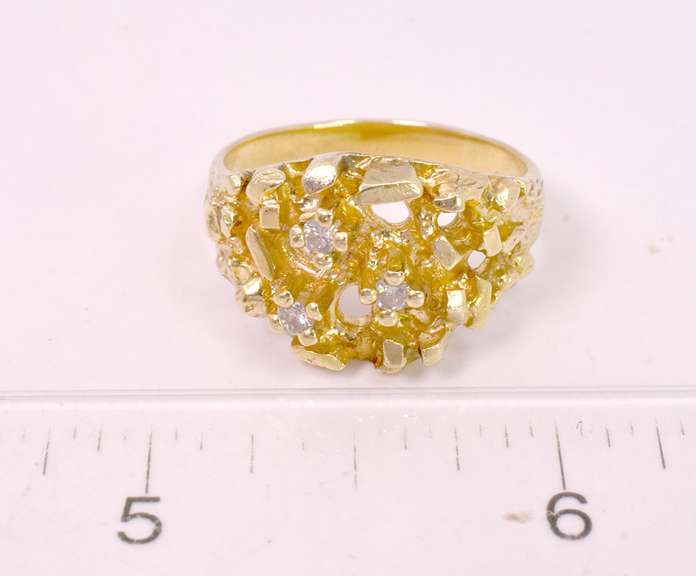 Luxurius 14K Gold Nugget Ring Feat 3 Prong-Set Round Cut Diamonds