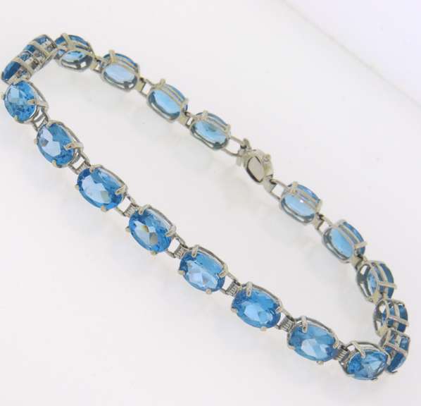 Attractive White Gold 15cts Oval Blue Topaz Bracelet