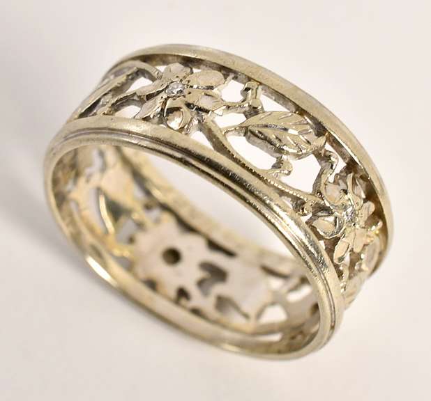 Vintage Pierced Floral White Gold Band