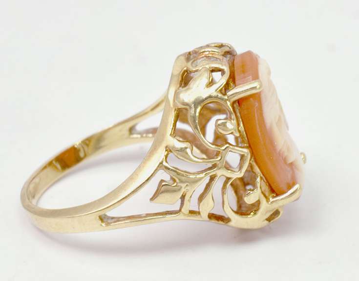 Ladies Yellow Gold Cameo Ring