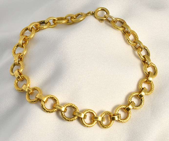 Tasteful 18k Woman's Bracelet