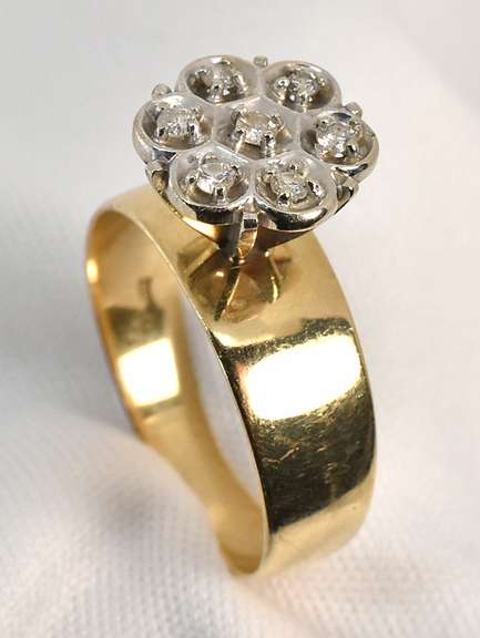 Classic 7 Diamond Cluster Ring
