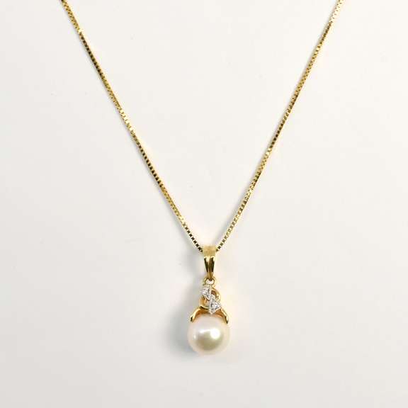 Feminine Pearl Pendant on Necklace