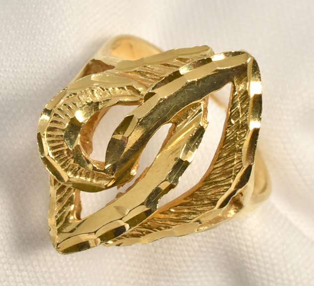 Fascinating Reflective 14k Gold Ring