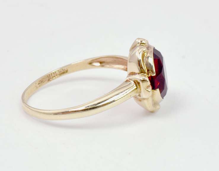 Vintage Garnet Ring in Yellow Gold