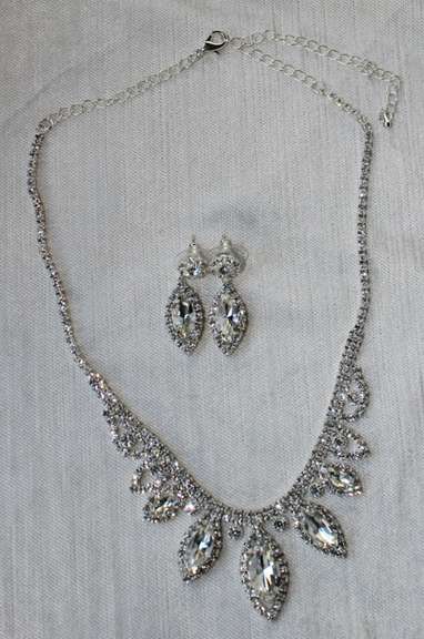 Set Of Fashion Jewelry Neck Lace And Earrings