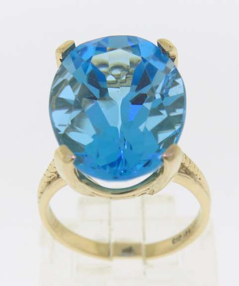 Fabulous Yellow Gold Oval Blue Topaz Ring