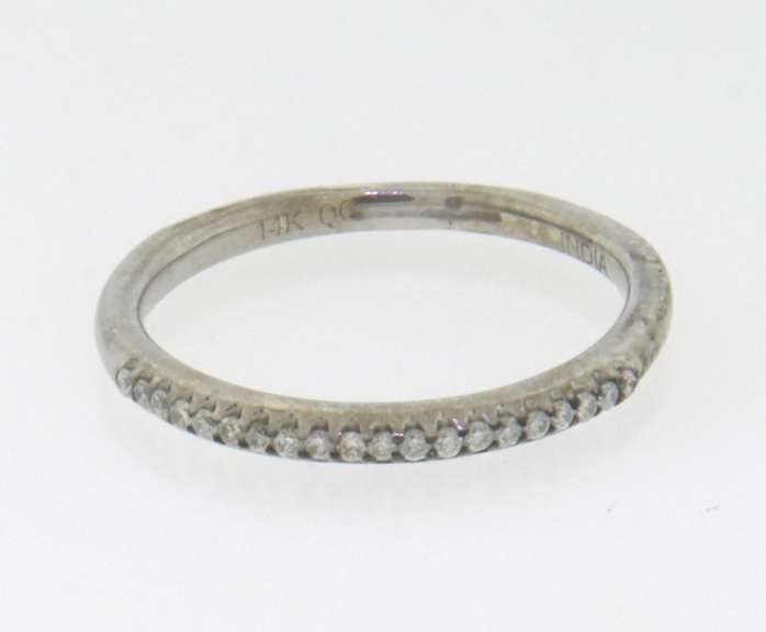 Charming White Gold Single Row Diamond Band