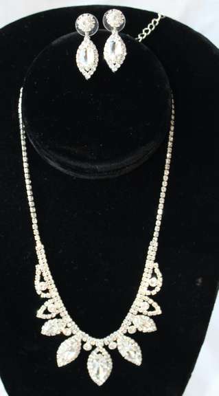 Set Of Fashion Jewelry Neck Lace And Earrings