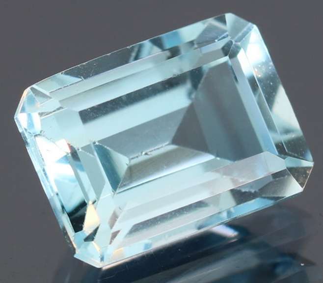 Beautiful 6ct emerald cut Topaz