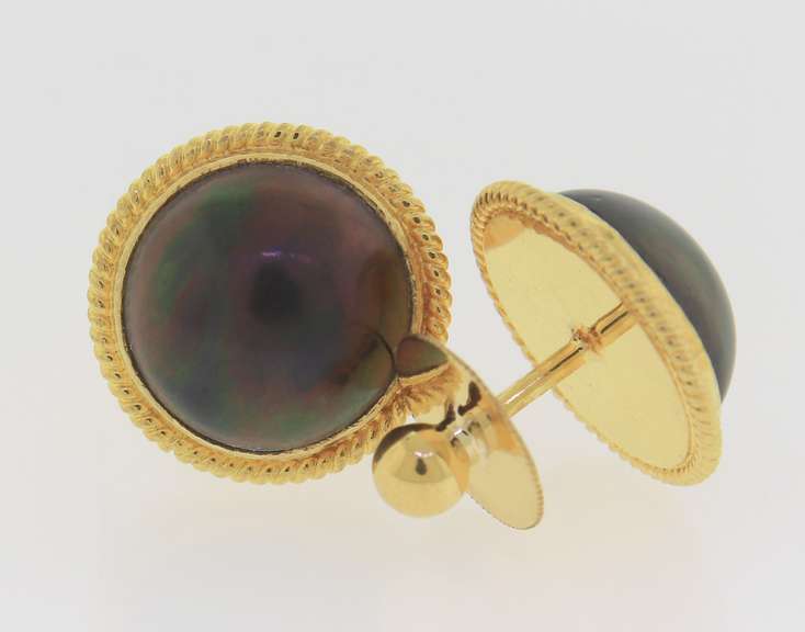 Pleasing 18kt Black Mabe Pearl Earrings