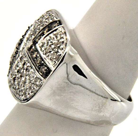 LADIES 14KT WHITE GOLD DIAMOND RING.