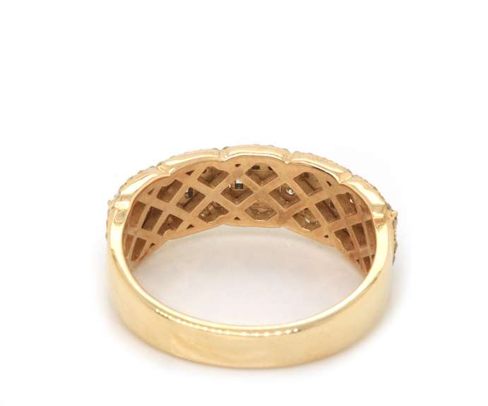 Lavish 10kt Yellow Gold Diamond Band