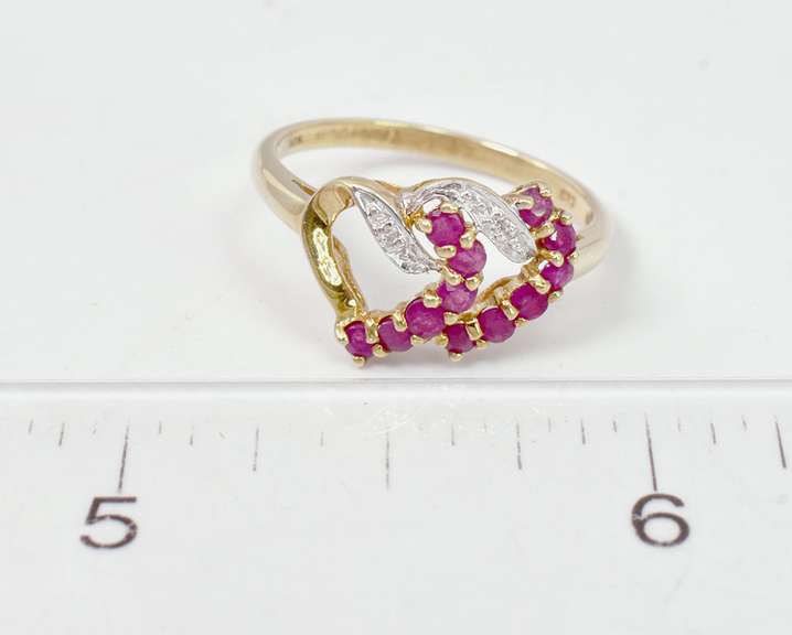 Vintage Ruby Heart Ring in Gold