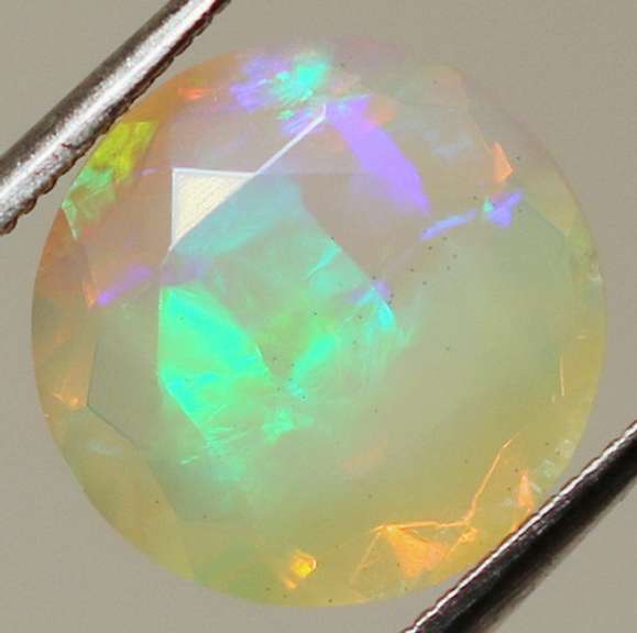 Captivating 2.70ct fully natural Welo Opal solitaire