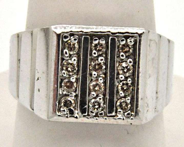 MEN'S 14 KT WHITE GOLD DIAMOND RING.
