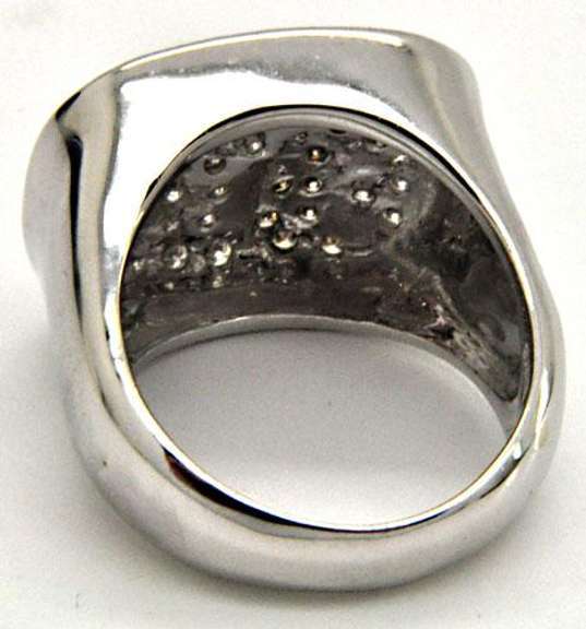 LADIES 14KT WHITE GOLD DIAMOND RING.