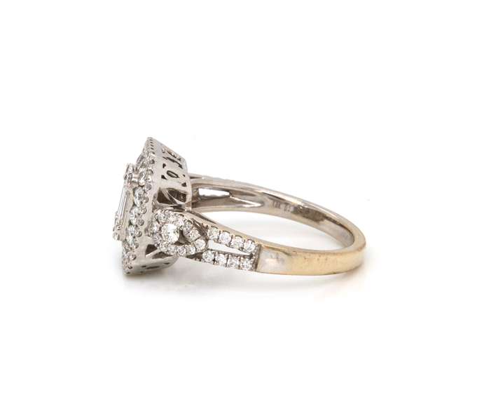 Dazzling 18kt WG Round & Baguette Cut Diamond Ring