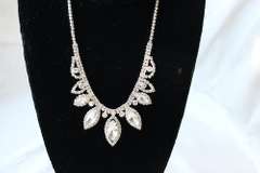 Set Of Fashion Jewelry Neck Lace And Earrings